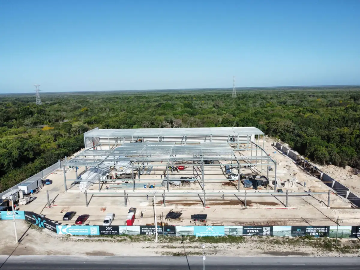 Vista drone estructura y estacionamiento — avance de obra Konecta Park