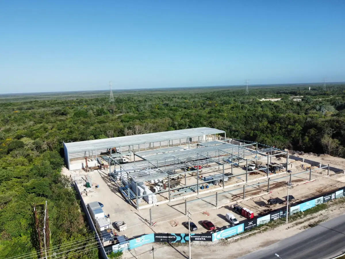 Vista aérea nave industrial con techumbre parcial — Konecta Park Puerto Morelos