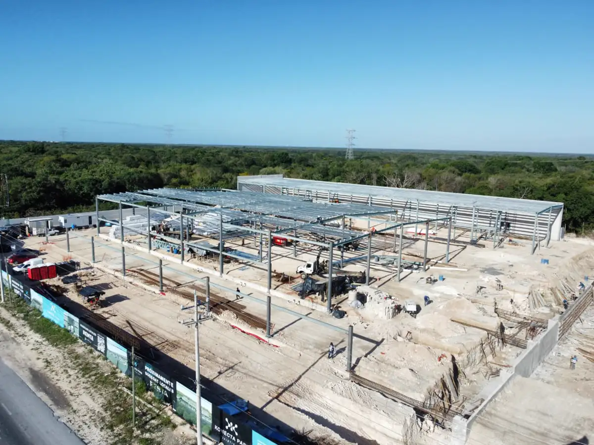 Vista lateral estructura completa de bodegas — Konecta Park Puerto Morelos