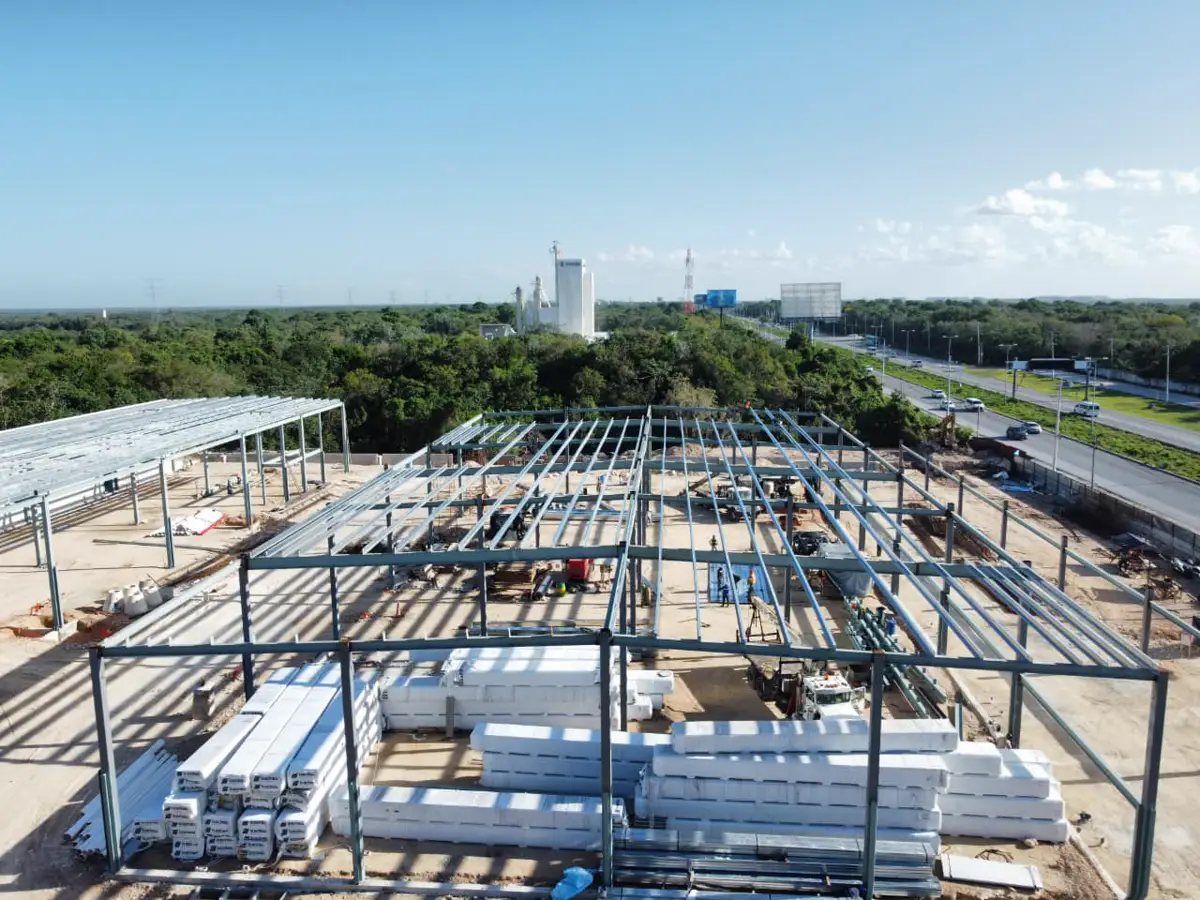 Estructura metálica y materiales de construcción vista drone — Konecta Park