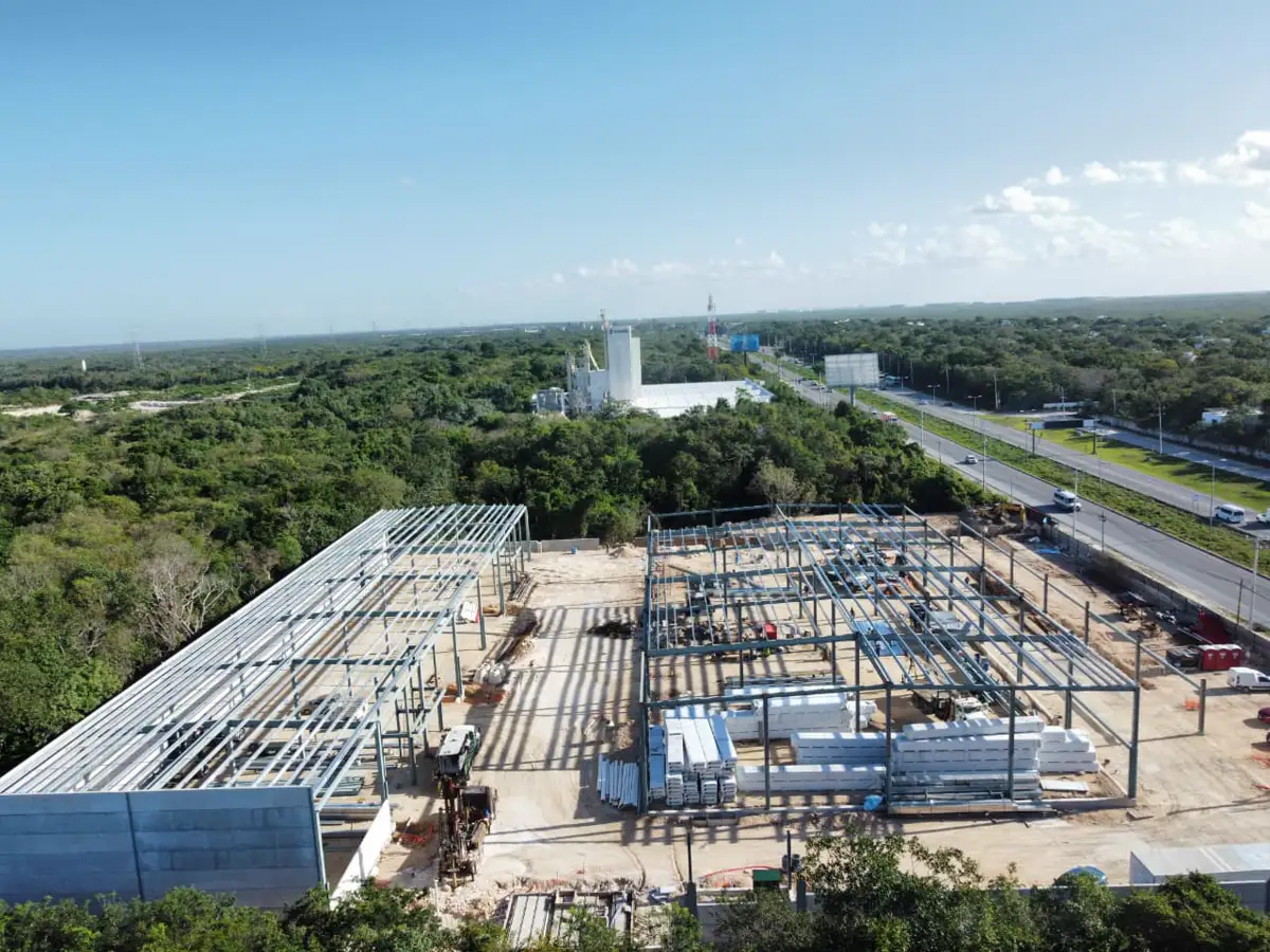 Avance de techumbre y estructura metálica vista aérea — Konecta Park