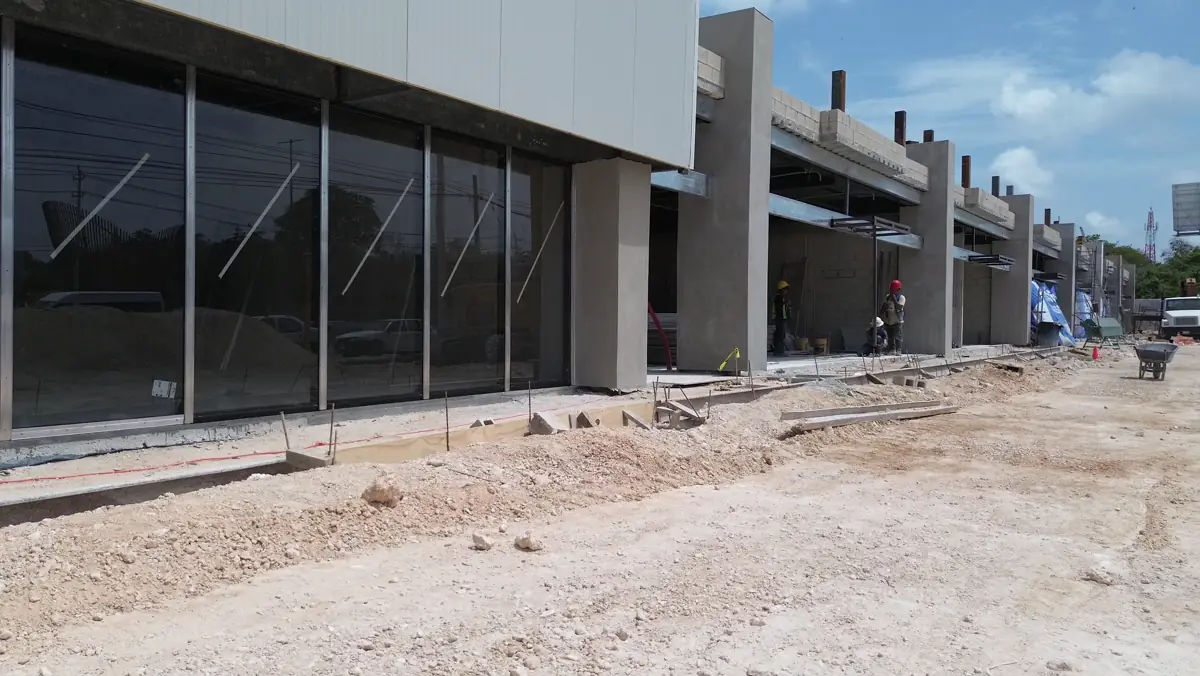 Fachada real de los showrooms de Konecta Park en construcción