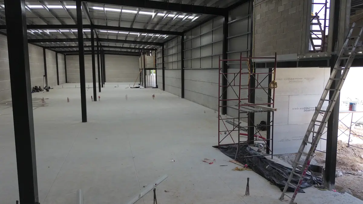 Acabados interiores reales de una bodega de Konecta Park