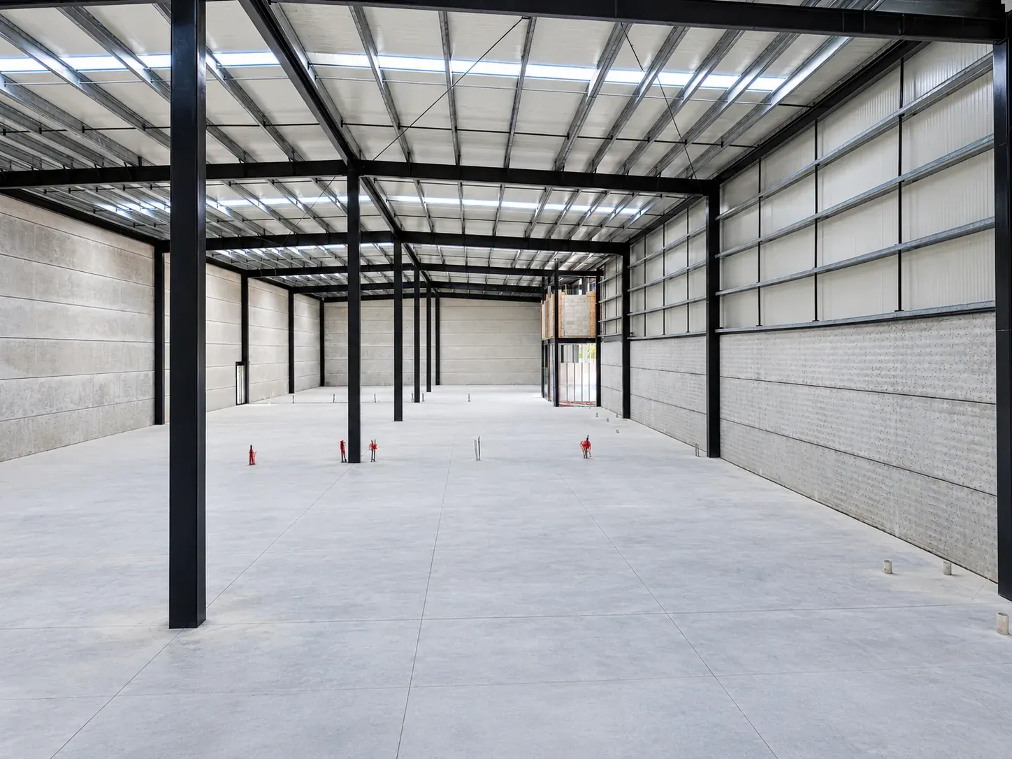 Interior de una bodega de Konecta Park con estructura metálica y piso de concreto