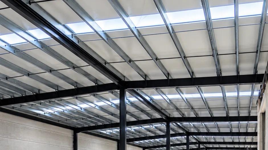 Estructura metálica de una bodega de Konecta Park, octubre de 2026